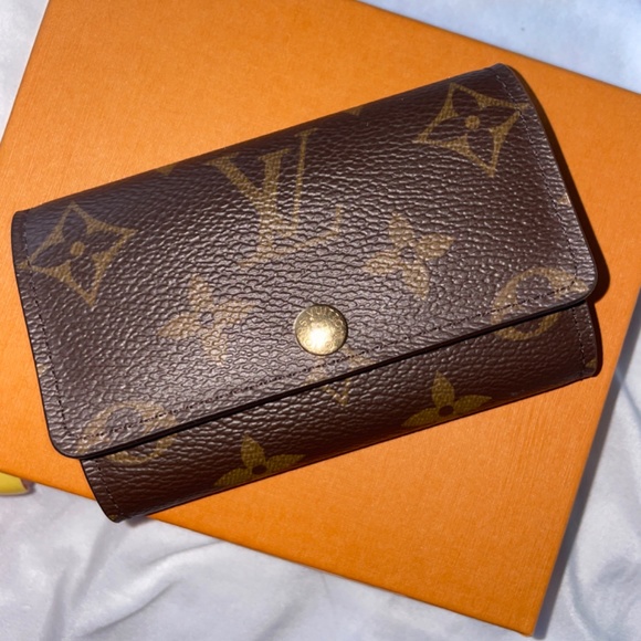 Brown monogram Louis Vuitton key holder - Picture 2 of 3